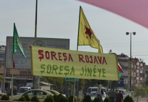 Rojava Devrimi Kadın Devrimidir pankartı, Qamişlo
